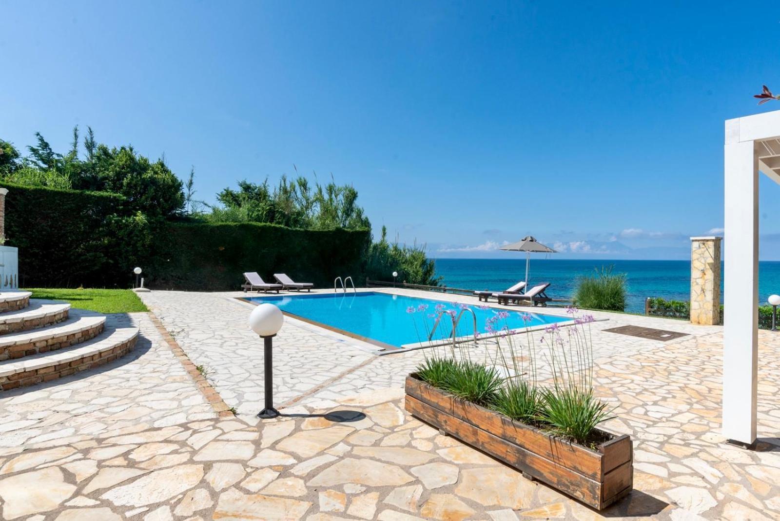 Beachfront Villa Victoras - With Private Beach Sidari  Luaran gambar