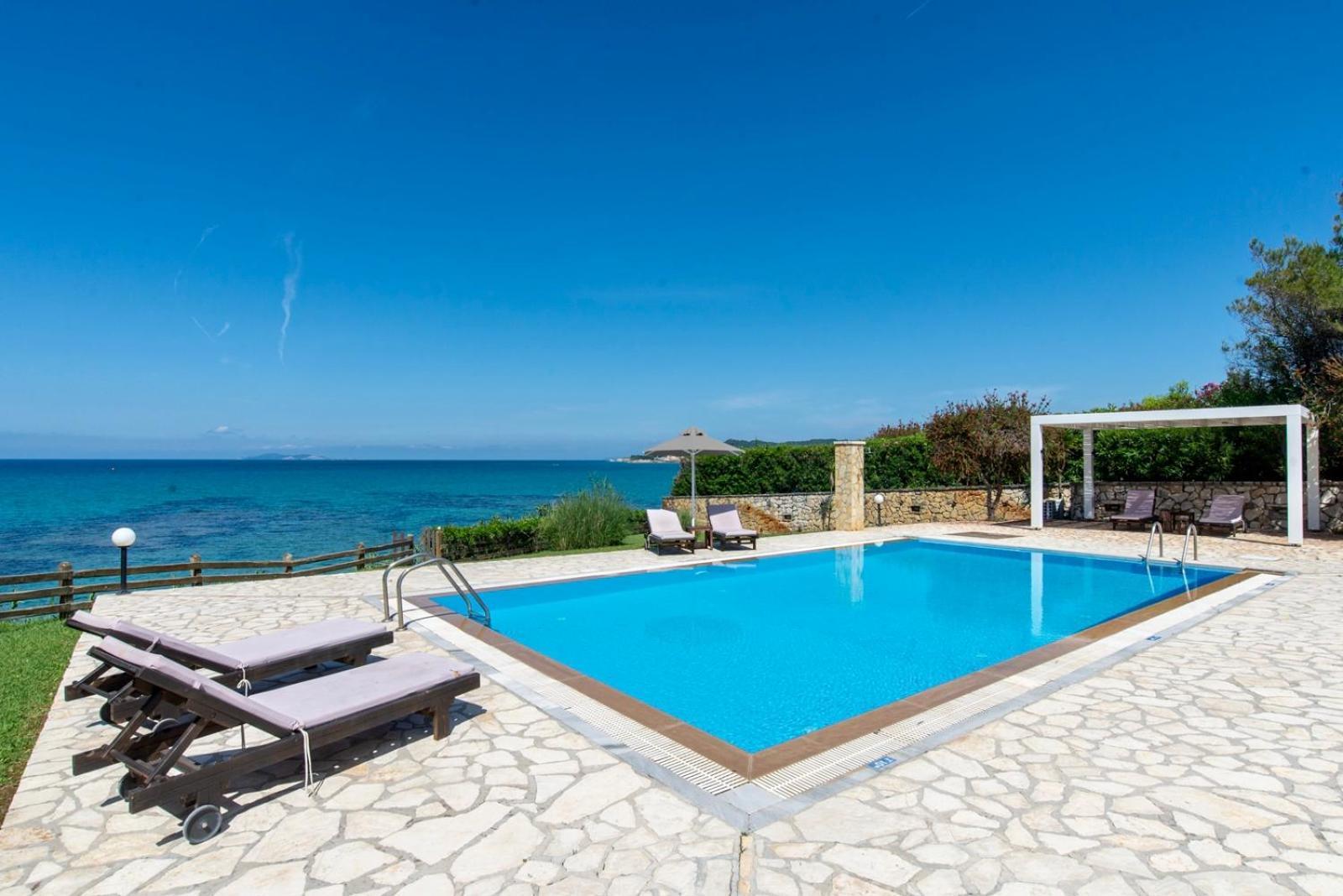 Beachfront Villa Victoras - With Private Beach Sidari  Luaran gambar