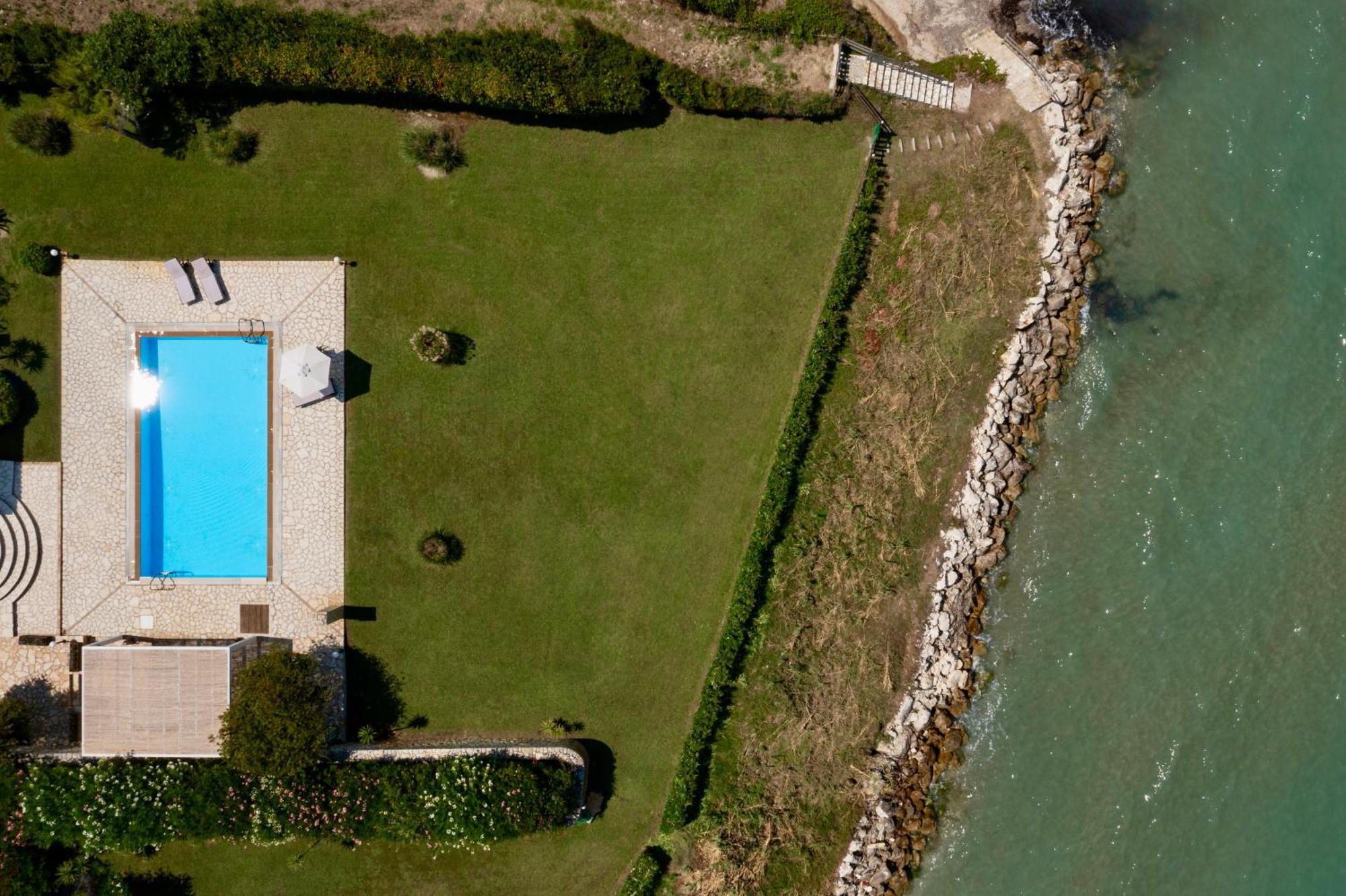 Beachfront Villa Victoras - With Private Beach Sidari  Luaran gambar